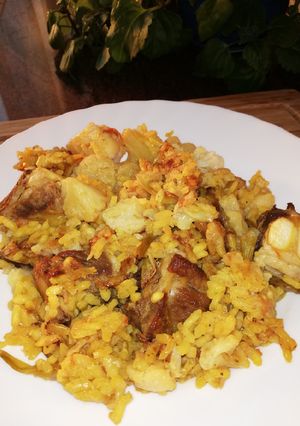Una foto de Paella de coliflor con ajos tiernos y costilla de cerdo