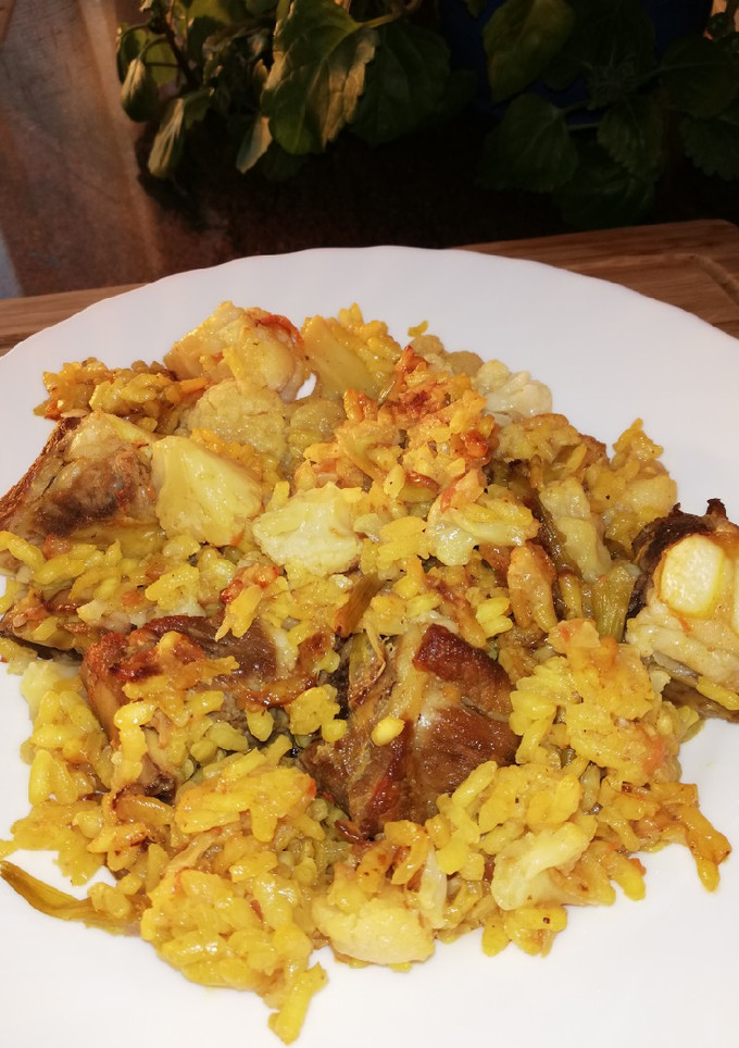 Una foto de Paella de coliflor con ajos tiernos y costilla de cerdo