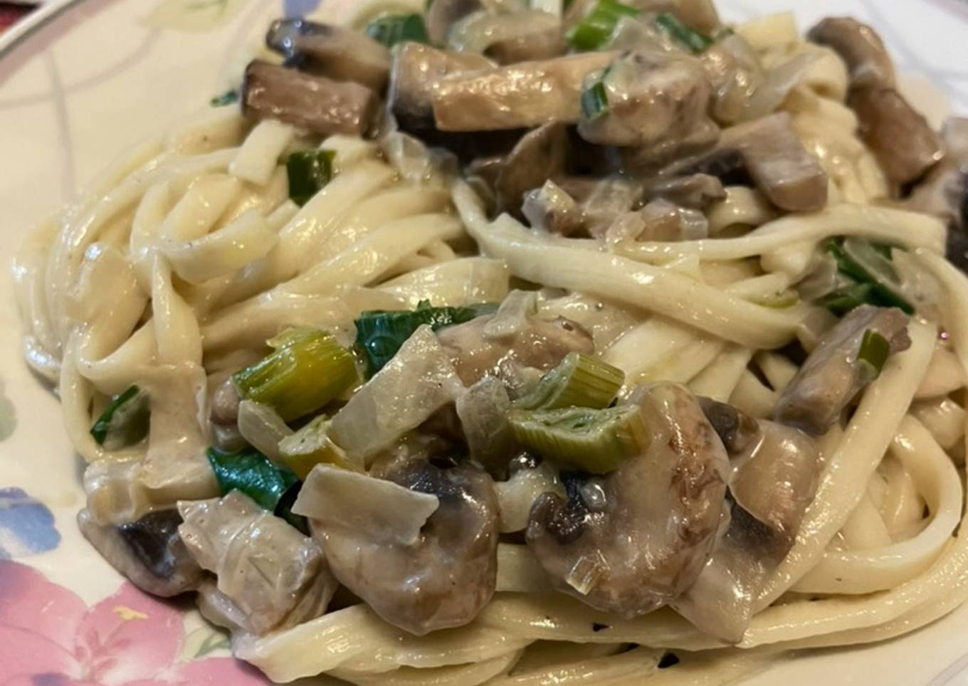 Fettuccini con salsa de champiñones al verdeo
