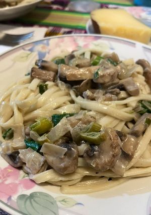 Una foto de Fettuccini con salsa de champiñones al verdeo