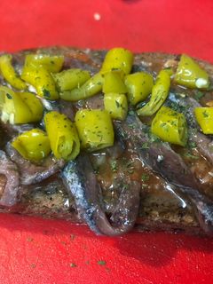 Una foto de Tosta picantona marinera