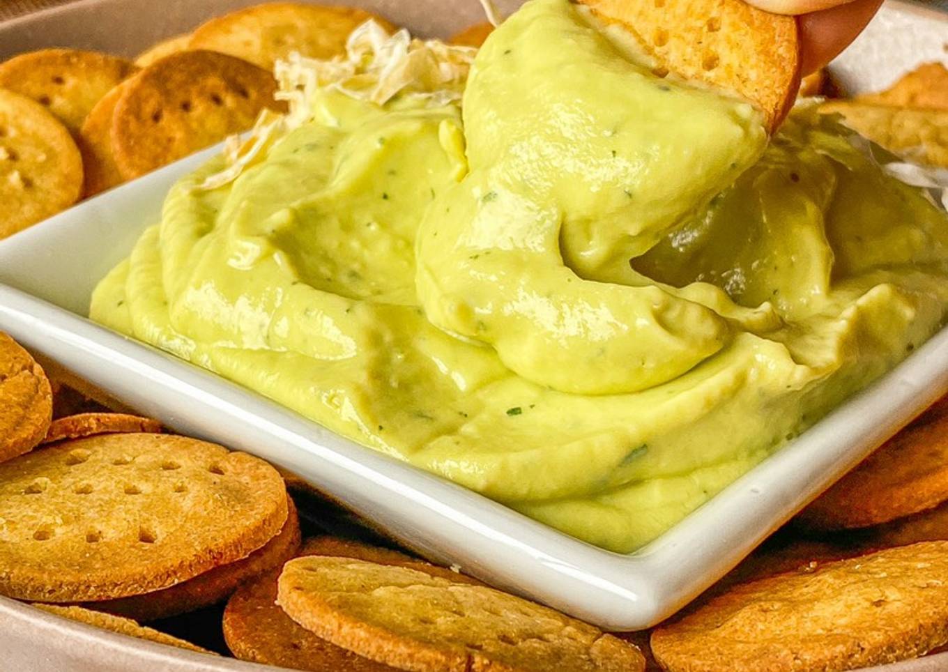 Galletitas saladas de maíz sin gluten con dip de aguacate y kéfir