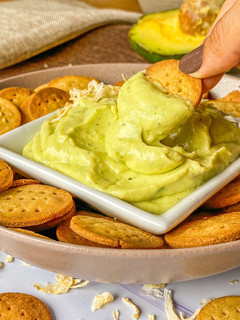 Una foto de Galletitas saladas de maíz sin gluten con dip de aguacate y kéfir