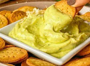 Foto principal de Galletitas saladas de maíz sin gluten con dip de aguacate y kéfir