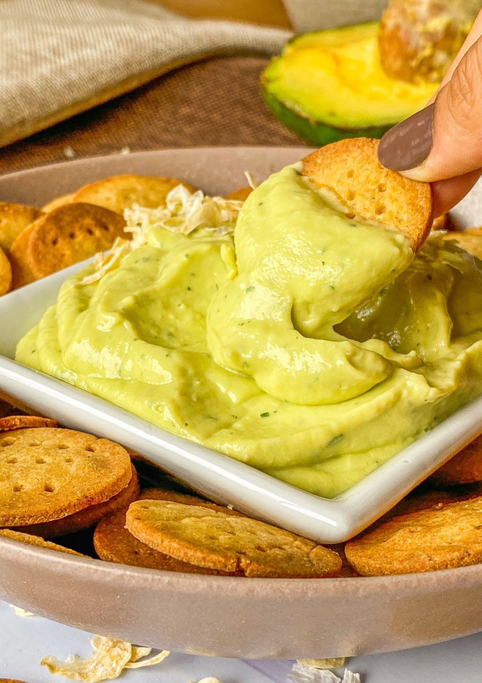 Una foto de Galletitas saladas de maíz sin gluten con dip de aguacate y kéfir