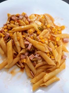 Foto de Macarrão com calabresa e milho