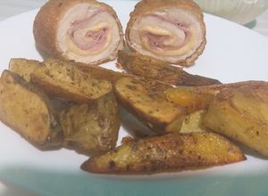 Una foto de Bife de pollo rellena con Papas Rústicas ♡