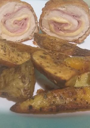 Una foto de Bife de pollo rellena con Papas Rústicas ♡