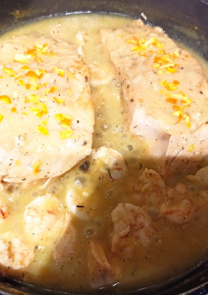 Una foto de Salmón a la naranja con langostinos