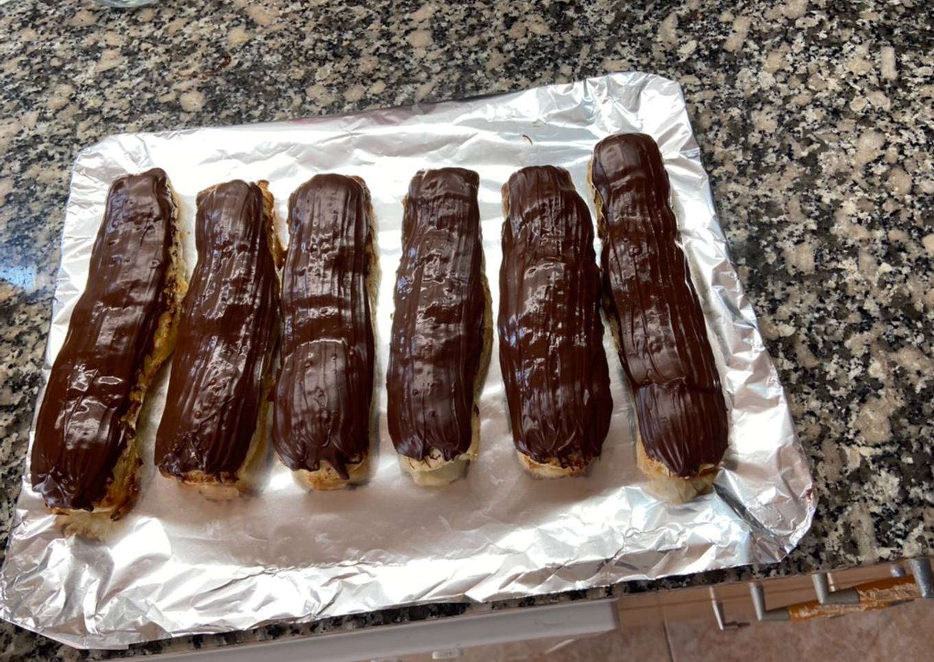 Cañas rellenas de crema de naranja con canela