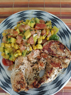 Una foto de Filete de pechuga con ensalada mixta!! 😋😋
