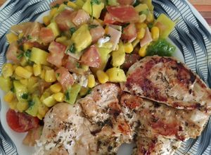 Una foto de Filete de pechuga con ensalada mixta!! 😋😋