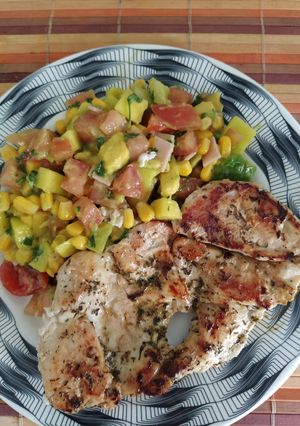 Una foto de Filete de pechuga con ensalada mixta!! 😋😋