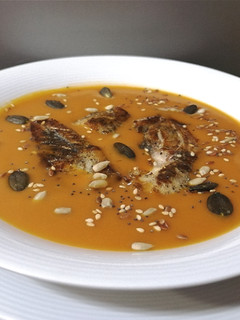 Una foto de Corvina en crema de bogavante y cigalas