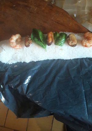 Una foto de Sushi de cholgas y camarones