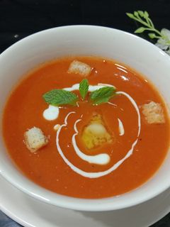 क्रीमी टोमेटो सूप (Creamy Tomato soup recipe in Hindi) रेसिपी मुख्य फोटो