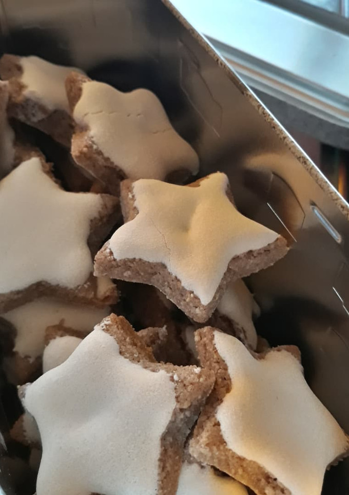 Una foto de Bredele: estrellas de canela y almendras en polvo