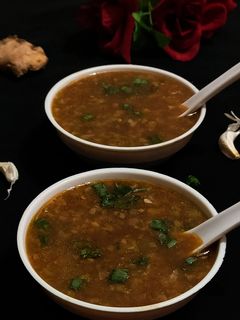 હોટ એન્ડ સોર સૂપ (Hot and Sour Soup Recipe In Gujarati) રેસીપી મુખ્ય ફોટો