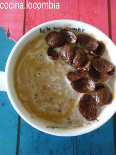Una foto de Gachas de avena, leche, crema cacahuete y zucaritas de chocolate