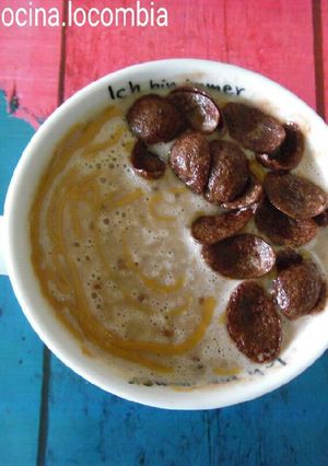 Una foto de Gachas de avena, leche, crema cacahuete y zucaritas de chocolate
