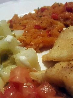 Una foto de Pescado Frito con Majado de Yuca y Ensalada de Patata