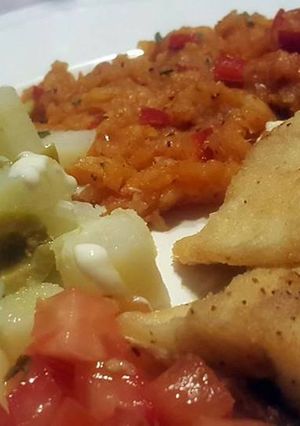 Una foto de Pescado Frito con Majado de Yuca y Ensalada de Patata