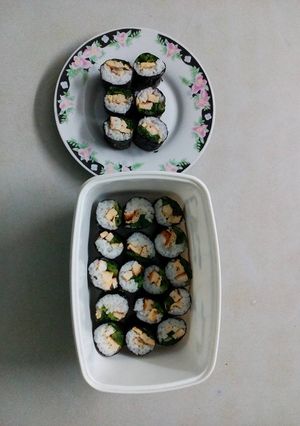 Hình của món Cơm cuộn rong biển, trứng và rau cải bó xôi.