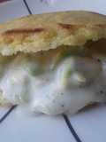 Arepa con relleno de aguacate y crema🍘🥑🍶