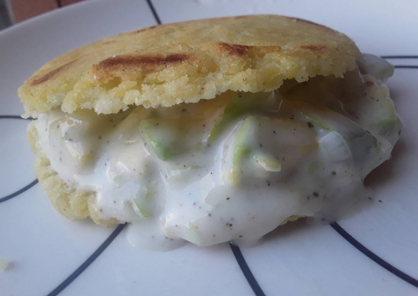 Arepa con relleno de aguacate y crema馃崢馃馃嵍