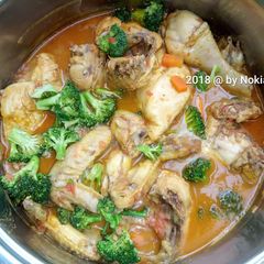 A picture of Chicken stew with broccoli.