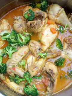 A picture of Chicken stew with broccoli.