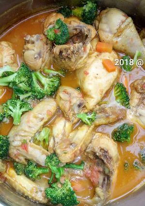 A picture of Chicken stew with broccoli.