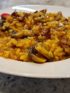 Una foto de Arroz con champiñones y chorizo