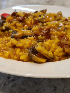 Una foto de Arroz con champiñones y chorizo