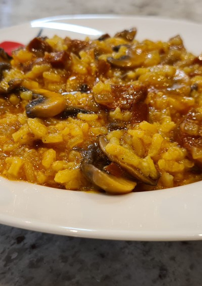 Una foto de Arroz con champiñones y chorizo