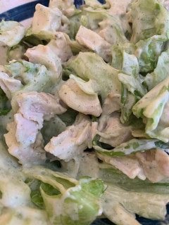Una foto de Ensalada de pollo con salsa verde