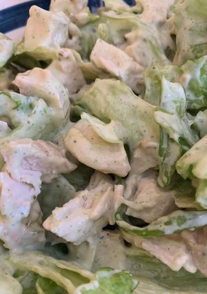 Una foto de Ensalada de pollo con salsa verde
