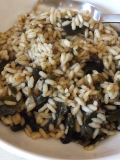 Una foto de Arroz con algas Wakame