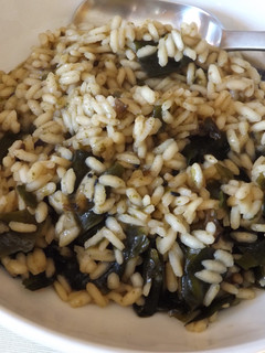 Una foto de Arroz con algas Wakame
