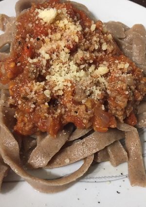 Una foto de Fideos integrales con penca de acelga cortados a cuchillo
