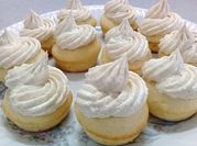 Una foto de postres con magdalenas