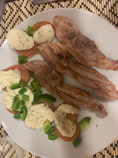 Una foto de Pavo a la parrilla acompañado de mozzarella con tomate raf