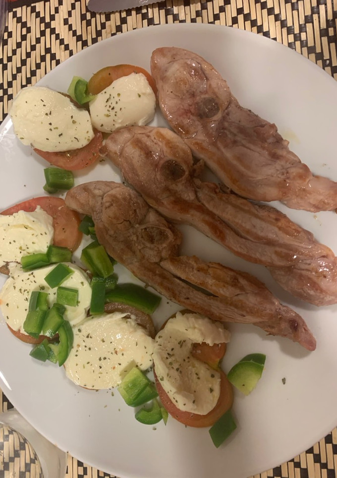 Una foto de Pavo a la parrilla acompañado de mozzarella con tomate raf