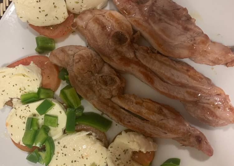Pavo a la parrilla acompañado de mozzarella con tomate raf
