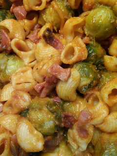 Una foto de Coles de Bruselas con pasta
