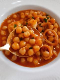 Una foto de Garbanzos picantes a la sobrasada con bacalao y calamares v2
