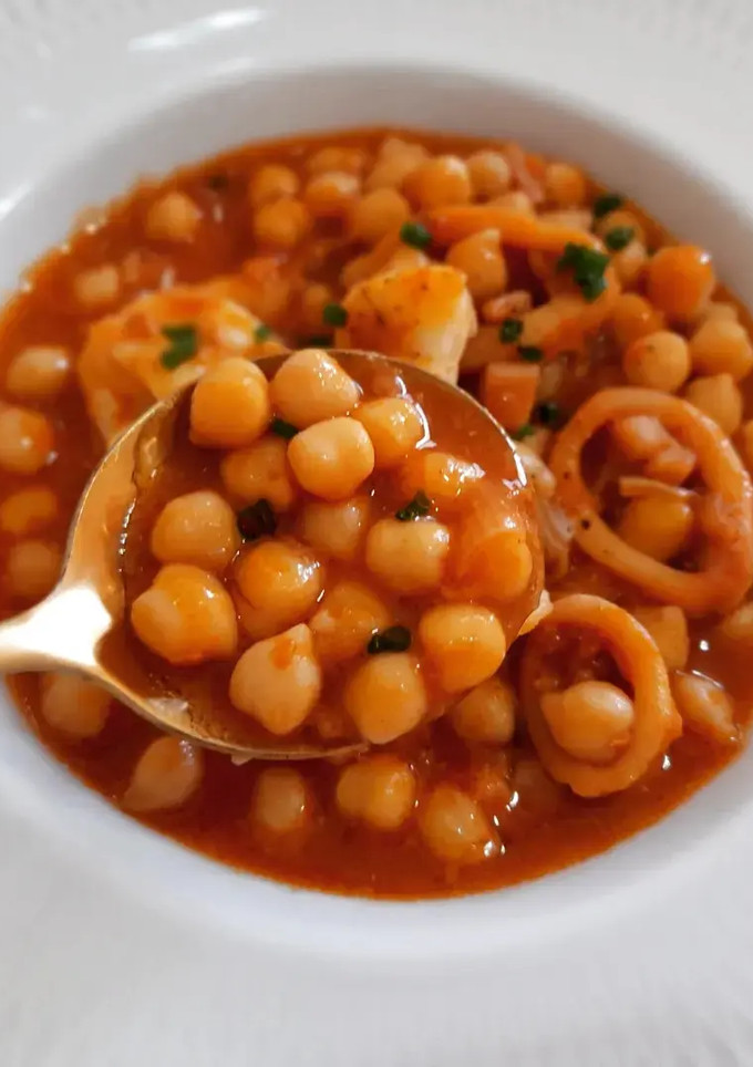 Una foto de Garbanzos picantes a la sobrasada con bacalao y calamares v2