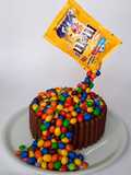 Gravity cake con M&Ms e Smarties