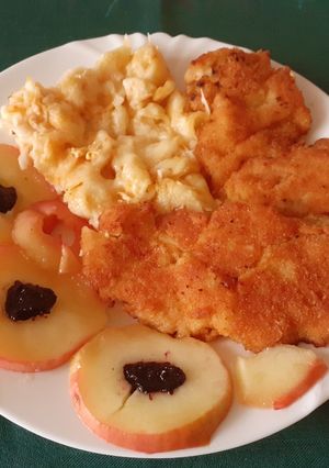 Rántott sertésszűz sajtos kagylótésztával és karamellizált almakarikákkal recept fotója