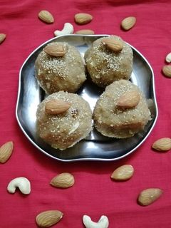 ચૂરમાં ના લાડુ(Churma na ladoo in gujarati recipe) રેસીપી મુખ્ય ફોટો